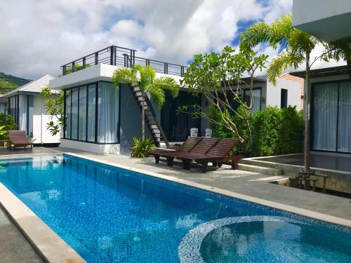 - une piscine en face d'une maison dans l'établissement Coco Layma Villa, Samui, Lamai Beach, à Lamai