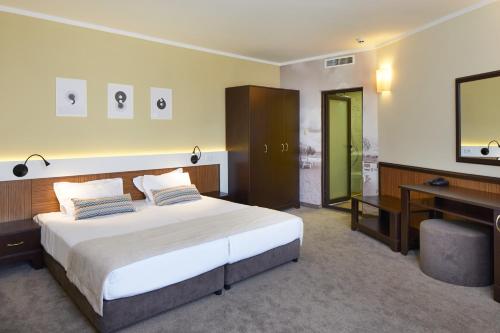 Ліжко або ліжка в номері Hotel Nobel Ultra All Inclusive - FREE Beach Access