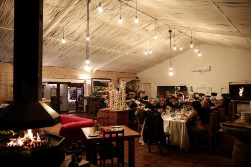 En restaurant eller et andet spisested på De Opstal Country Lodge