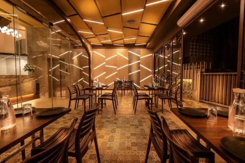 Un restaurante u otro lugar para comer en Hotel Metropole Inn
