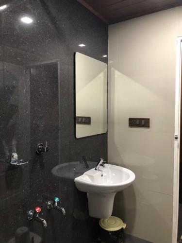 Bilik mandi di Ashoka Inn Chottanikkara