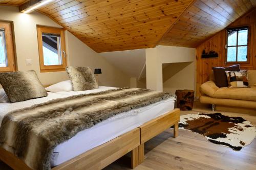 ein Schlafzimmer mit einem großen Bett in einem Zimmer in der Unterkunft Hôtel Dents de Veisivi in Haudères