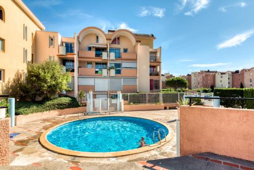 une piscine devant un immeuble dans l'établissement Méditerranée Port Soleil, à Gruissan