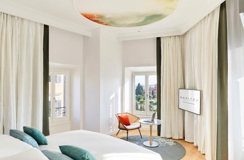 Una cama o camas en una habitación de Sofitel Roma Villa Borghese