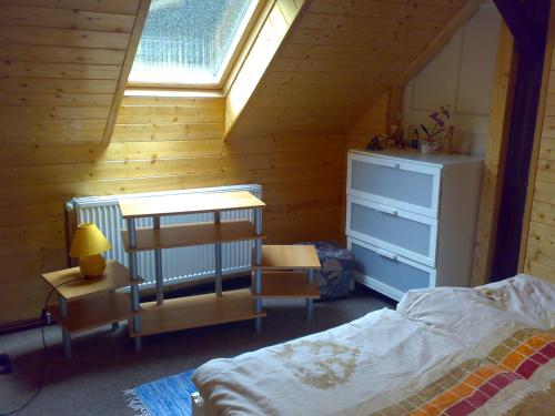 フジブスカーにあるChalupa v soukromí Chřibskáのベッドルーム1室(ベッド1台、窓付)