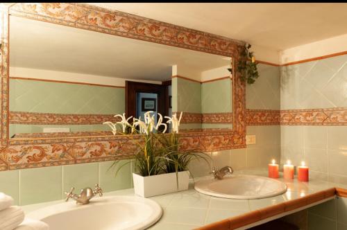 a bathroom with two sinks and a large mirror at favoloso appartamento in villa in Monterosi