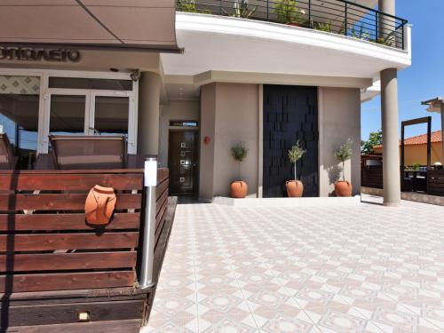 Balkoni atau teres di Eleon Studios by Booking Kottas
