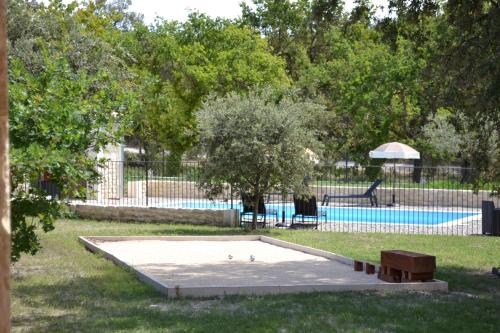 - une partie de ping-pong dans l'herbe à côté de la piscine dans l'établissement La Romagnolette, à Saint-Restitut