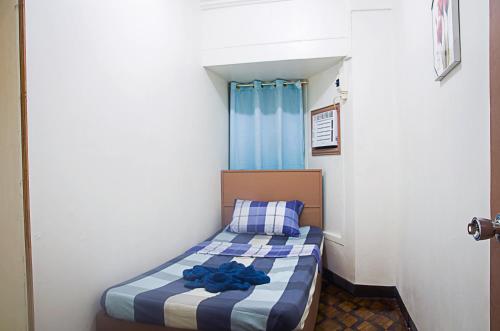 Postel nebo postele na pokoji v ubytování RedDoorz @ Calceta Street Cogon