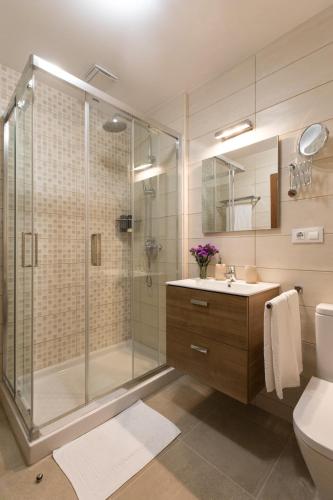 a bathroom with a shower and a sink at Apartamento La Nuit con Parking gratis en centro histórico in Las Lagunas