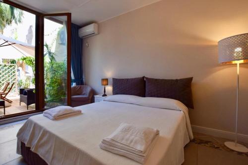 ein Schlafzimmer mit einem Bett mit zwei Handtüchern darauf in der Unterkunft Gabri Holiday House in Catania