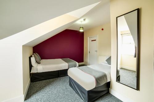Una cama o camas en una habitación de Stratford Hotel