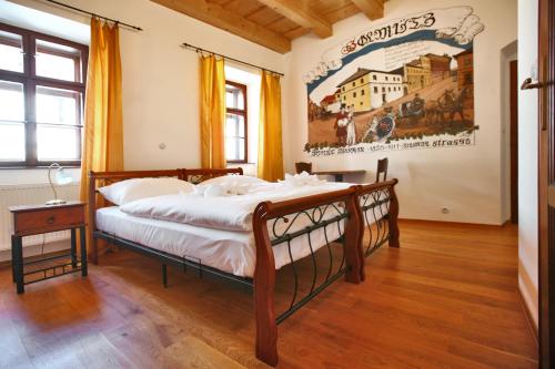 1 dormitorio con 1 cama y una pintura en la pared en Royal Pension, en Olomouc