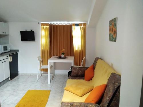 - un salon avec un canapé et une table dans l'établissement Apartamentos Blanco Y Negro, à A Guarda