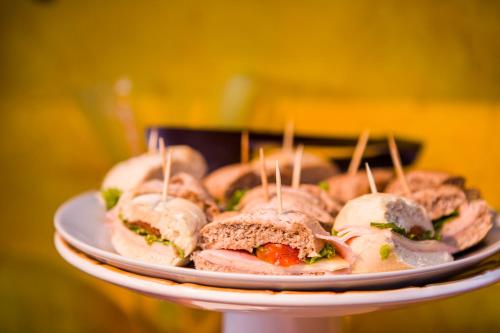 een groep sandwiches op een bord met tandenstokers bij Pousada Azul da Cor do Mar in Maresias