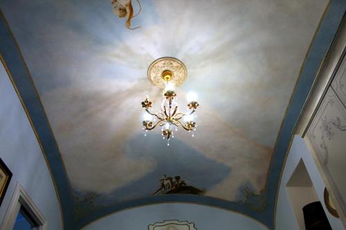 a ceiling with a chandelier in a room at Les Suite Royales in Sassari