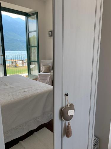 Schlafzimmer mit einem Bett und Meerblick in der Unterkunft Campione Splendid View by Gardadomusmea in Campione del Garda