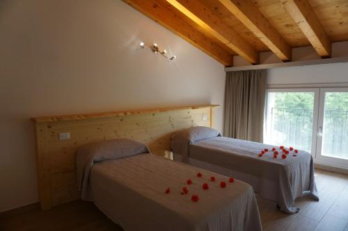 Ένα ή περισσότερα κρεβάτια σε δωμάτιο στο Agriturismo Fattoria Monte Baldo VISTA LAGO
