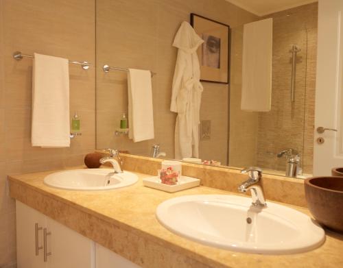 a bathroom with two sinks and a large mirror at Luxury Villa Eos in vlicha
