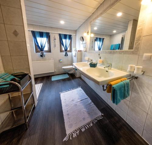 ein Bad mit einem Waschbecken und einem WC in der Unterkunft Appartements Kuprian in Längenfeld
