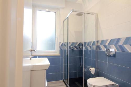 bagno con servizi igienici, lavandino e finestra di Casa Marina a Bordighera