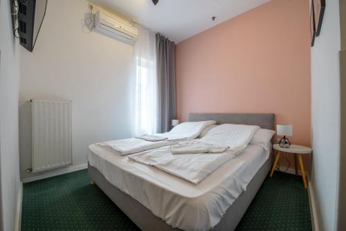 En eller flere senge i et værelse på Hotel Chesscom