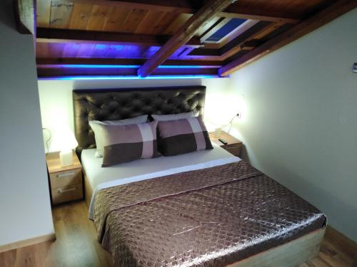 una camera da letto con un letto con luci viola di Alexander D.J.K. Apartments a Ierissós