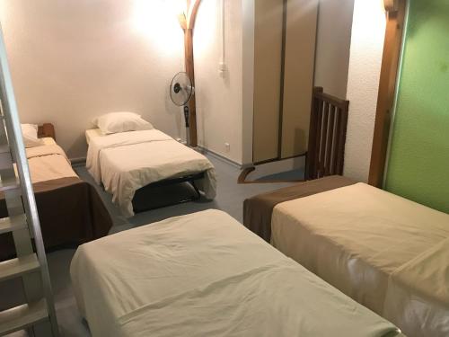 ein Krankenhauszimmer mit 3 Betten und einem Spiegel in der Unterkunft vue océan à Seignosse in Seignosse