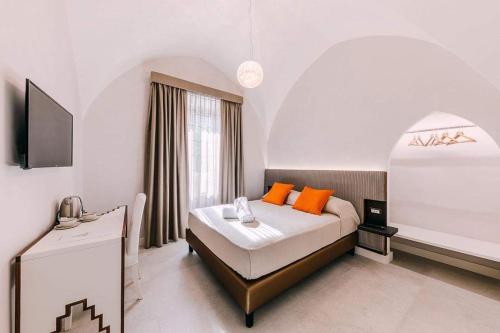 sypialnia z dużym łóżkiem z pomarańczowymi poduszkami w obiekcie Maera B&B Ravello w mieście Ravello