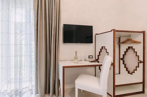 a room with a desk with a chair and a mirror at Maera B&B Ravello in Ravello