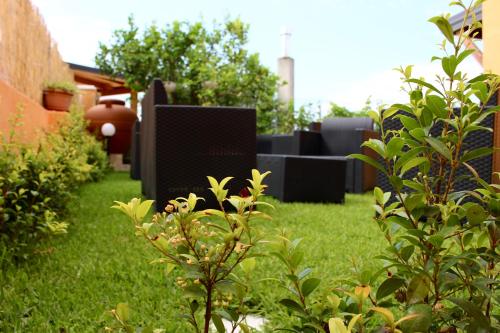 een tuin met zwart meubilair in het gras bij B&B Tra Cielo e Mare in Soverato Superiore