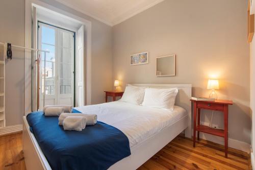リスボンにあるTrendy & Lightfull Apartmentのベッドルーム(大型ベッド1台、大きな窓付)