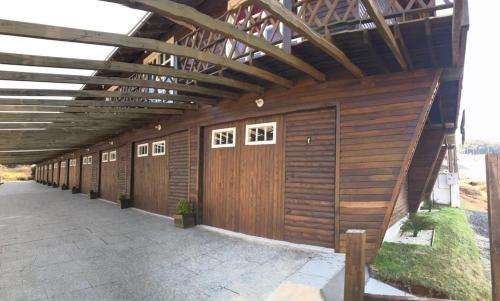 eine Reihe von Ständen in einem Holzgebäude in der Unterkunft Cabanas MFK in Machadinho