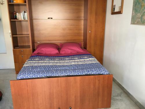 - un lit avec un cadre en bois dans une chambre dans l'établissement Studio standing Nice, à Nice