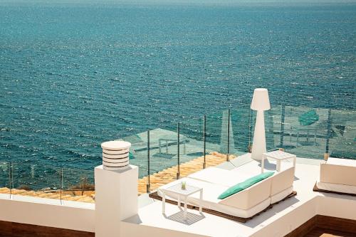 サンタ・ポンサにあるSentido Fido Punta del Mar Hotel & Spa - Adults Onlyの海の景色を望むバルコニー
