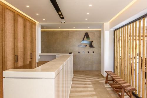 AneSea Hotel في ماليا: مطبخ مع كونتر طويل ودواليب خشبية