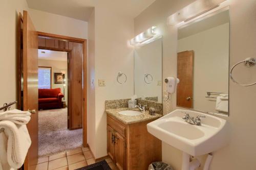 een badkamer met een wastafel en een spiegel bij 69 Bordentown West in Wawona