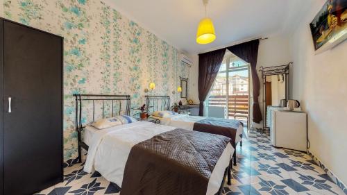 Un pat sau paturi într-o cameră la Rezidenzia Utrish Hotel