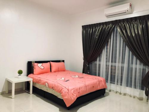 瓜拉雪蘭戈的住宿－Family homestay，一间卧室配有一张带粉色床单的床和一扇窗户。