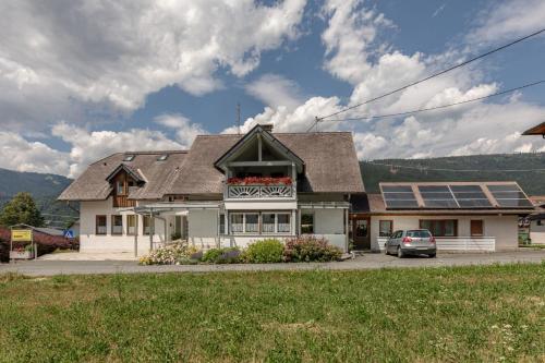 a house with solar panels on top of it at Ferienwohnungen Kapp in Tröpolach
