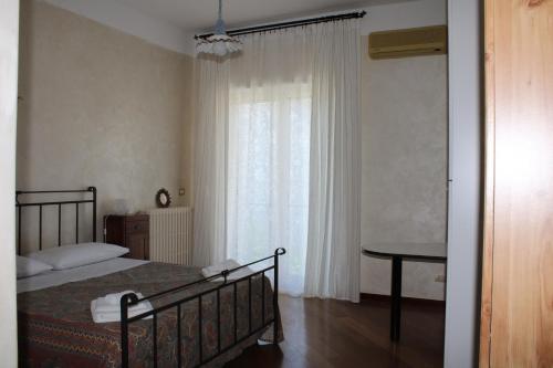 DueElle في روتيليانو: غرفة نوم بسرير ونافذة