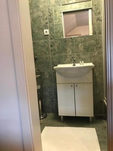 a bathroom with a sink and a mirror at Tri šešira Ljubovija in Ljubovija