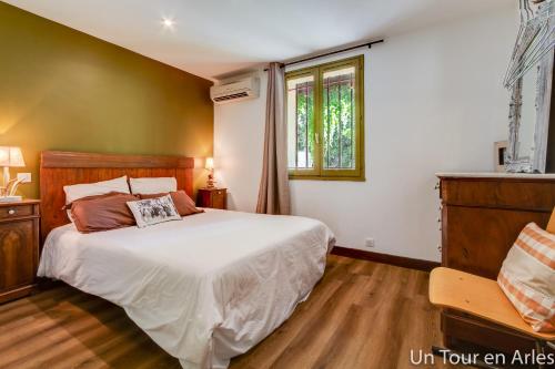 a bedroom with a bed and a window at Un tour en Arles in Arles