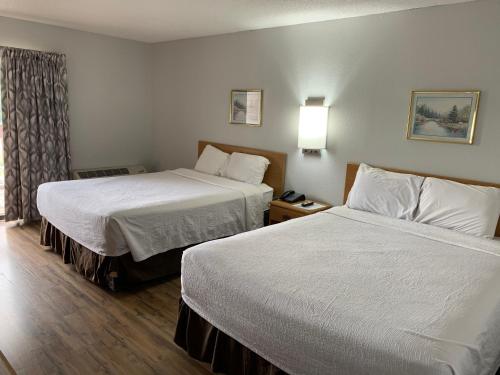 a hotel room with two beds and a window at Days Inn by Wyndham Waynesville NC in Waynesville