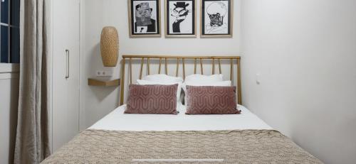 - une chambre dotée d'un lit avec trois oreillers dans l'établissement Amazing and new apartment five minutes from gran via, à Madrid