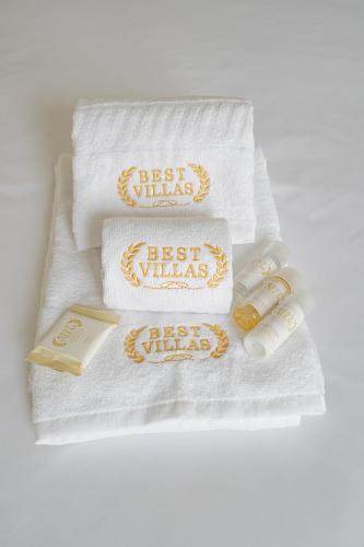 a white towel with two towels with the words best wishes at BestVillas Âncora Praia in Vila Praia de Âncora