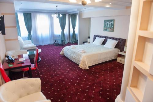 
Un pat sau paturi într-o cameră la Hotel Florence
