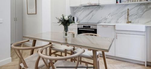 une cuisine avec une table, des chaises et un comptoir dans l'établissement Amazing and new apartment five minutes from gran via, à Madrid