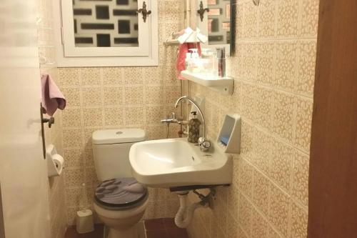 een badkamer met een toilet en een wastafel bij A Cozy Affordable Place at Voula in Athene