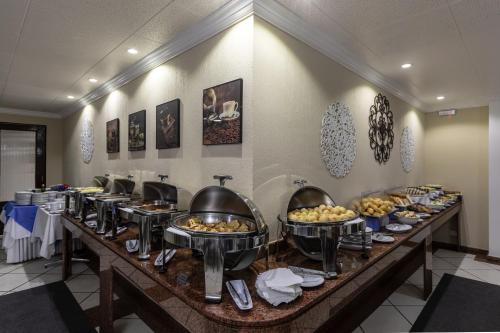 a buffet line with many different types of food at Aguas do Iguaçu Hotel Centro in Foz do Iguaçu